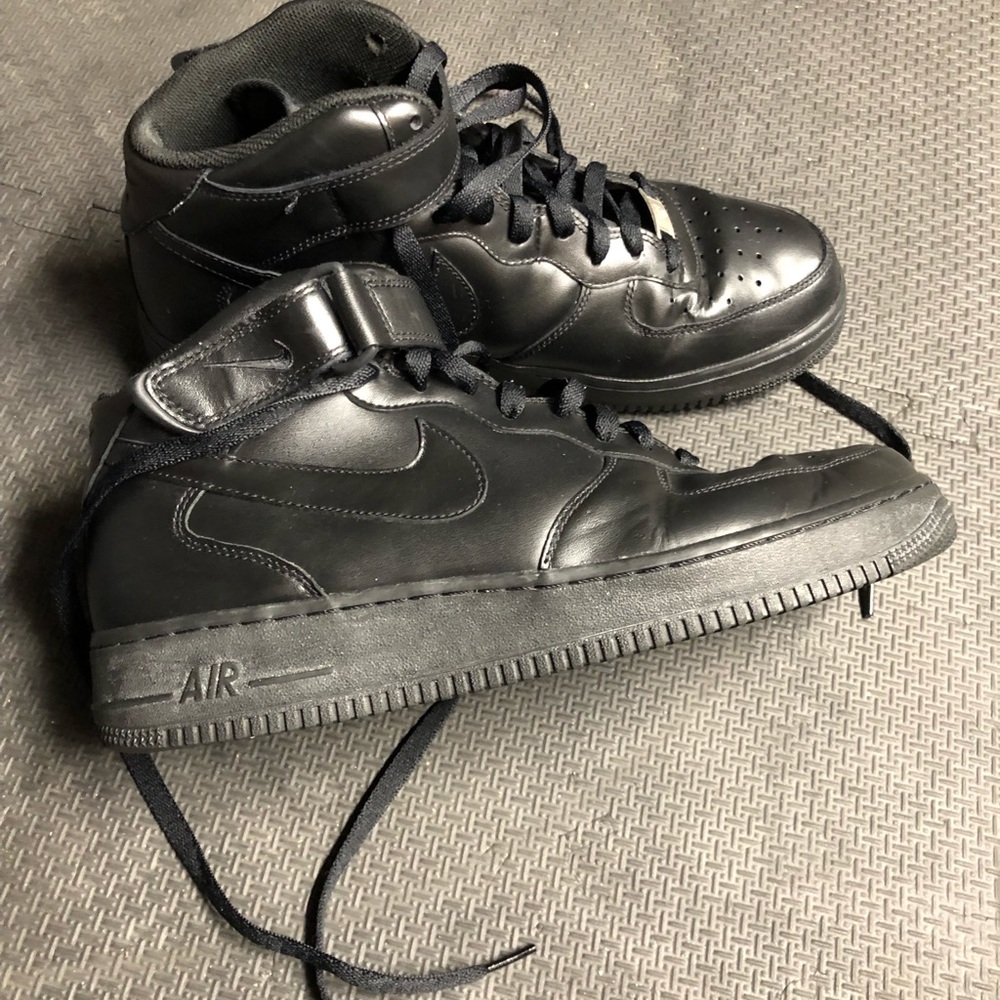 Air Force 1 Black Midtop w. Strap Size 10.5